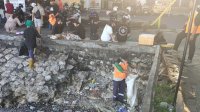 Petugas Gerak Cepat Angkut Sampah, Kini Pesisir Pantai Losari Kembali Bersih