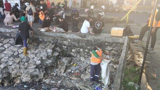 Petugas Gerak Cepat Angkut Sampah, Kini Pesisir Pantai Losari Kembali Bersih