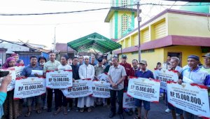 Gubernur Sulsel Salurkan Bantuan Sosial dan Rehabilitasi Rumah Korban Kebakaran di Mangasa