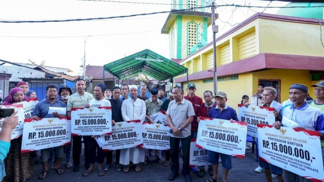 Gubernur Sulsel Salurkan Bantuan Sosial dan Rehabilitasi Rumah Korban Kebakaran di Mangasa