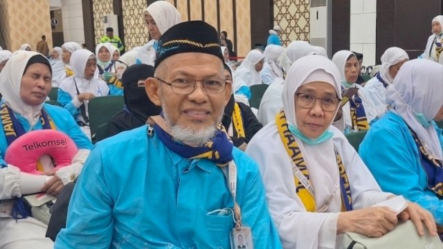 H. Ruslam, pensiunan guru yang tergabung dalam kloter pertama Debarkasi Makassar, saat tiba di Aula Arafah Asrama Haji Makassar, Selasa (2/6/2026) dini hari. (dok. kemenhaj sulsel)