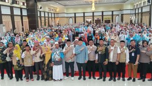 Menteri Haji Sambut Kedatangan Kloter 17 di Asrama Sudiang, Ajak Jemaah Wujudkan Kemabruran dalam Kehidupan Sehari-hari