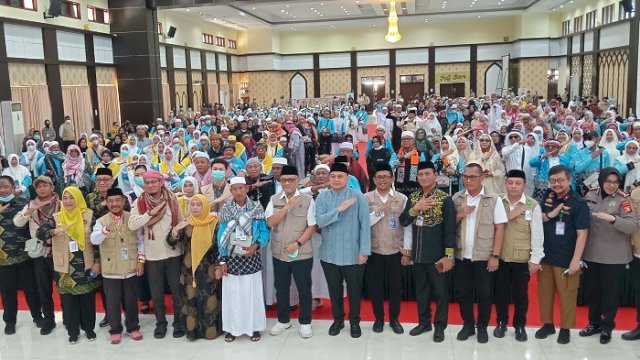 Menteri Haji dan Umrah RI, Irfan Yusuf, menyambut kedatangan jemaah haji Kelompok Terbang (Kloter) 17 Embarkasi/Debarkasi Makassar (UPG) yang telah kembali ke Tanah Air usai menunaikan ibadah haji di Arab Saudi, Ahad (14/6/2026). (dok. kemenhaj sulsel)