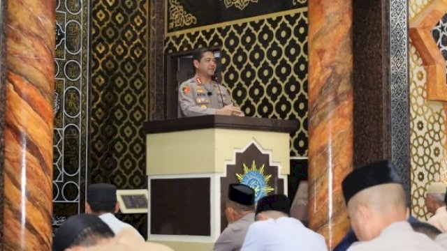 Kapolrestabes Makassar, Kombes Pol. Arya Perdana, melaksanakan kegiatan Safari Subuh bersama masyarakat di Masjid Darussalam Muhammadiyah, Jalan AMD Borong Indah, Kecamatan Biringkanaya, Kota Makassar, Senin (22/06/2026).