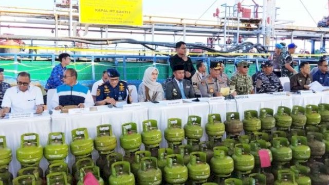 Konferensi pers Polda Sulsel yang digelar di Dermaga Pelindo Makassar, Jalan Soekarno, Kelurahan Mampu, Kecamatan Wajo, Kota Makassar, Selasa (2/6/2026). ()