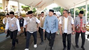 Bersama Menhaj RI, Walikota Sambut Jemaah Haji Kloter 17 Debarkasi Makassar