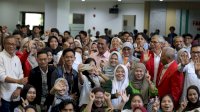 Gaji Dosen Mentan Amran Diserahkan ke Mahasiswa Yatim Piatu