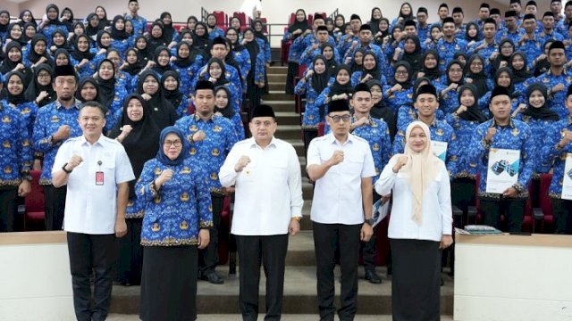 Walikota Makassar Munafri Arifuddin melantik sebanyak 167 Pegawai Negeri Sipil (PNS) formasi tahun 2024 lingkup Pemerintah Kota Makassar di Ruang Sipakatau Balaikota Makassar, Rabu (3/6/2026).