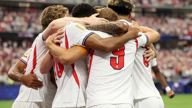 Para pemain timnas Inggris merayakan gol ke gawang Kroasia pada laga fase grup Piala Dunia 2026, Kamis dini hari WITA (18/6/2026). Inggris menang 4-2 atas Kroasia. (Foto: X/@England)