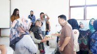 Wabup Gowa Salurkan 200 Paket Makanan Bergizi untuk Keluarga Berisiko Stunting di Bajeng