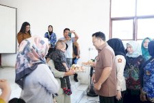 Wabup Gowa Salurkan 200 Paket Makanan Bergizi untuk Keluarga Berisiko Stunting di Bajeng