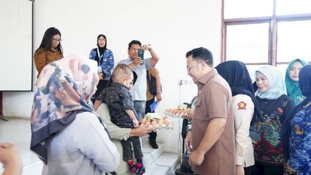 Wakil Bupati Gowa Darmawangsyah Muin menyalurkan 200 paket makanan bergizi kepada keluarga berisiko stunting, ibu hamil, ibu menyusui, dan balita di Kecamatan Bajeng.