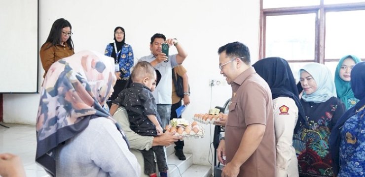 Wabup Gowa Salurkan 200 Paket Makanan Bergizi untuk Keluarga Berisiko Stunting di Bajeng