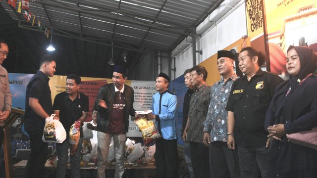 Anggota Komisi III DPR RI Fraksi Partai NasDem, Rudianto Lallo, membagikan 1.000 paket sembako kepada masyarakat.